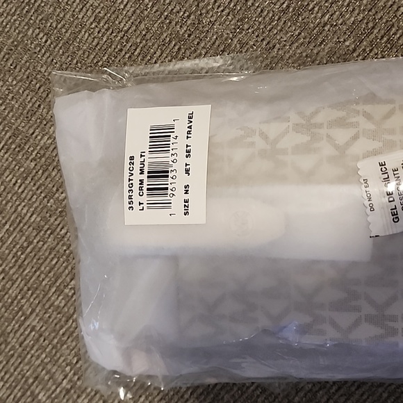 MICHAEL KORS JET SET TRAVEL PHONE CROSSBODY WITH CARD HOLDER IN SIGNATURE - Picture 3 of 7